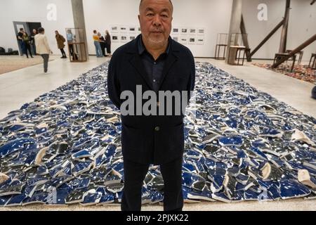 Londres, Royaume-Uni. 4 avril 2023. Ai Weiwei devant 'Left Right Studio Material', 2018, dans un avant-goût de 'ai Weiwei: Making Sense', la première exposition de l'artiste à se concentrer sur le design et l'architecture. Certaines des œuvres les plus importantes de l'ai Weiwei sont exposées à côté de collections d'objets qui n'ont jamais été vus avec de nouvelles commissions faites pour l'exposition. Les travaux sont exposés au Musée du Design du 7 avril au 30 juillet 2023. Credit: Stephen Chung / Alamy Live News Banque D'Images