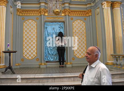 Mumbai, Inde. 04th avril 2023. Une femme de la communauté juive prie devant la chambre à l'intérieur de la synagogue Keneseth Eliyahoo à Mumbai. Crédit : SOPA Images Limited/Alamy Live News Banque D'Images