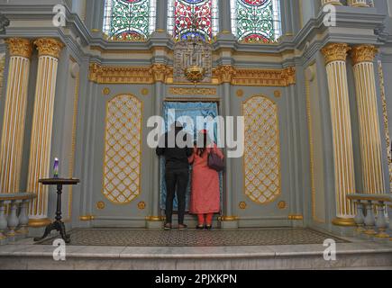 Mumbai, Inde. 04th avril 2023. Les gens de la communauté juive prient devant la chambre à l'intérieur de la synagogue Keneseth Eliyahoo à Mumbai. Crédit : SOPA Images Limited/Alamy Live News Banque D'Images