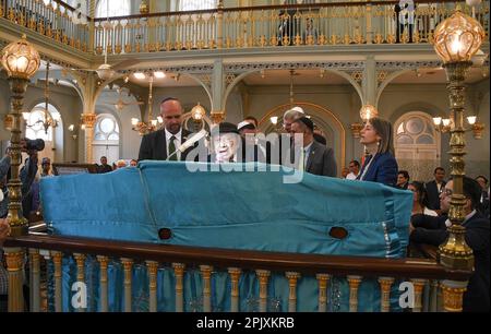 Mumbai, Inde. 04th avril 2023. Solomon F. Sopher, Président de la communauté juive de Baghdadi, parle dans la synagogue Keneseth Eliyahoo à Mumbai. Crédit : SOPA Images Limited/Alamy Live News Banque D'Images