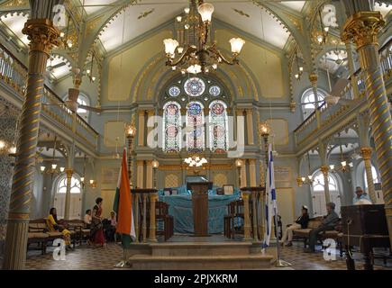 Mumbai, Inde. 04th avril 2023. Les gens de la communauté juive sont vus à l'intérieur de la synagogue Keneseth Eliyahoo à Mumbai. Crédit : SOPA Images Limited/Alamy Live News Banque D'Images