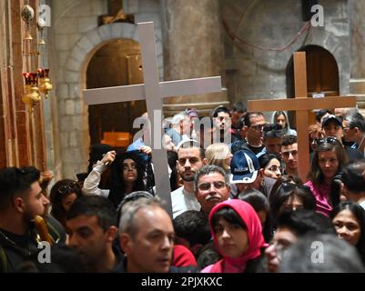 Vieille ville de Jérusalem, Israël. 04th avril 2023. Les gens visitent l'Église du Saint-Sépulcre pendant la semaine Sainte dans la vieille ville de Jérusalem, le mardi, 4 avril 2023. On croit que l'Église du Saint-Sépulcre est le site de la crucifixion, de l'enterrement et de la résurrection de Jésus et le site le plus sacré pour les chrétiens. Photo de Debbie Hill/ Credit: UPI/Alay Live News Banque D'Images