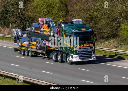 A.D. BOYES, A D BOYES (IREBY) LIMITED, EXPÉDITION DE FRET. Service Green DAF XG Trucks 510 FTT 12902 cc Manual Heavy Haul, transportant des châssis de bus de Alexander Denis Leyland Works ; voyageant à grande vitesse sur l'autoroute M6 dans le Grand Manchester, Royaume-Uni Banque D'Images