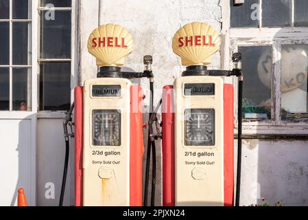 CORNWALL, ANGLETERRE-MAI 04,2015-distributeur de carburant double avec logo Shell à Cornwall, Royaume-Uni Banque D'Images