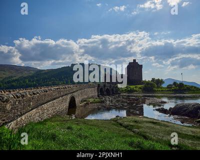 Eilean Donan, Écosse - 05 26 2018 : ancien et historique château eilean donan sur la côte nord de l'Écosse, par une journée ensoleillée avec des reflets dans t Banque D'Images