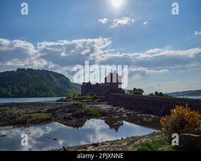 Eilean Donan, Écosse - 05 26 2018 : ancien et historique château eilean donan sur la côte nord de l'Écosse, par une journée ensoleillée avec des reflets dans t Banque D'Images