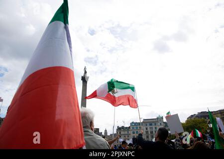 Les participants se réunissent en faveur de la liberté pour les femmes en Iran à la suite du décès de Mahsa Amini à Trafalgar Square, dans le centre de Londres. Banque D'Images