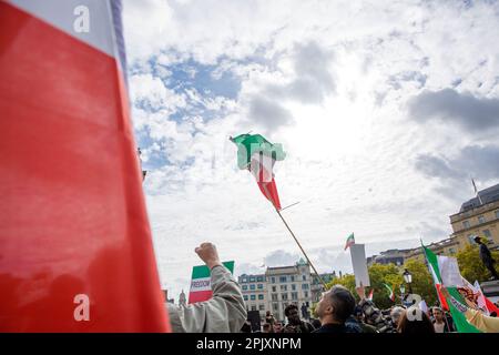 Les participants se réunissent en faveur de la liberté pour les femmes en Iran à la suite du décès de Mahsa Amini à Trafalgar Square, dans le centre de Londres. Banque D'Images