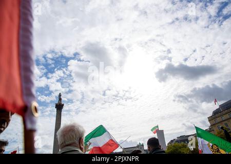 Les participants se réunissent en faveur de la liberté pour les femmes en Iran à la suite du décès de Mahsa Amini à Trafalgar Square, dans le centre de Londres. Banque D'Images