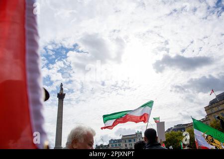 Les participants se réunissent en faveur de la liberté pour les femmes en Iran à la suite du décès de Mahsa Amini à Trafalgar Square, dans le centre de Londres. Banque D'Images