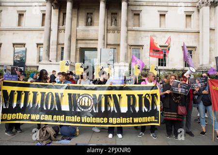 Les participants détiennent une bannière appelant à la fin de la violence masculine contre les femmes à Londres, alors que les gens se rassemblent pour soutenir la liberté pour les femmes en Iran. Banque D'Images