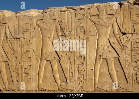 Détail des scènes de bataille sur le parvis du Temple de Seti I, Abydos, Égypte Banque D'Images