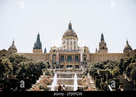 Espagne, Barcelone, 14.07.2021 . Barcelone dans l'après-midi, une belle vue sur la ville par une journée ensoleillée depuis la montagne Montjuïc. Château de Montjuic ou Cast Banque D'Images