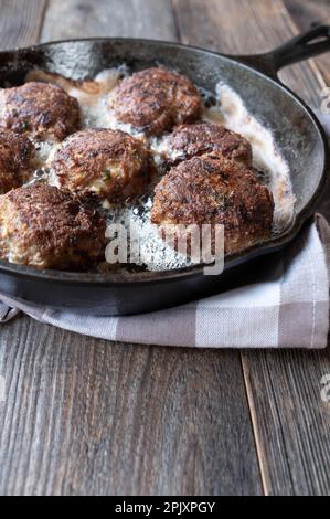 Frikadeller danois ou boulettes de porc dans une casserole en fonte Banque D'Images