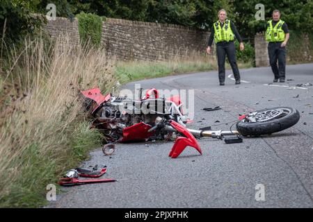 Winsley, Wiltshire, Royaume-Uni, 25 septembre 2022. Une moto grimace dans la route avec 2 policiers la regardant en arrière-plan Banque D'Images