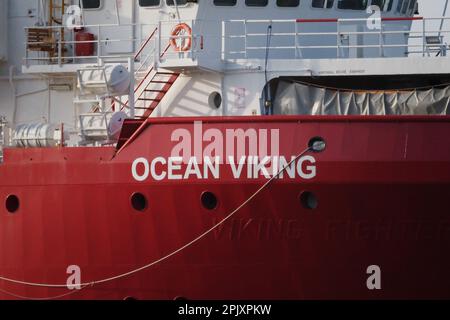 Salerno, Italie. 04th avril 2023. Le navire de l'ONG 'Association non-gouvernementale' Sos Mediterranee Ocean Viking arrive au port de Salerne avec 92 migrants à bord, secourus au large de la côte libyenne il y a quelques jours. Crédit: Vincenzo Izzo/Alamy Live News Banque D'Images