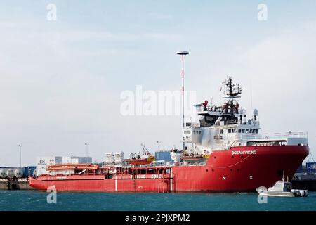 Salerno, Italie. 04th avril 2023. Le navire de l'ONG 'Association non-gouvernementale' Sos Mediterranee Ocean Viking arrive au port de Salerne avec 92 migrants à bord, secourus au large de la côte libyenne il y a quelques jours. Crédit: Vincenzo Izzo/Alamy Live News Banque D'Images