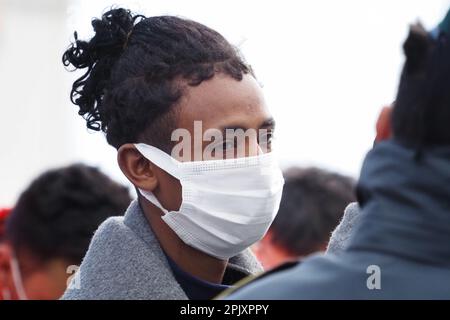 Salerno, Italie. 04th avril 2023. Le navire de l'ONG 'Association non-gouvernementale' Sos Mediterranee Ocean Viking arrive au port de Salerne avec 92 migrants à bord, secourus au large de la côte libyenne il y a quelques jours. Crédit: Vincenzo Izzo/Alamy Live News Banque D'Images