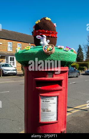 Ickenham, London Borough of Hillingdon, Royaume-Uni. 4th avril 2023. Joli toppers en tricot pour boîte aux lettres à thème Pâques à Ickenham. Cette année, le groupe All Stitched Up de tricots et de fans de crochet amasse de l'argent pour le Brain Injury and Tumor Group Charity Shop à Hillingdon Circus. Crédit : Maureen McLean/Alay Live News Banque D'Images