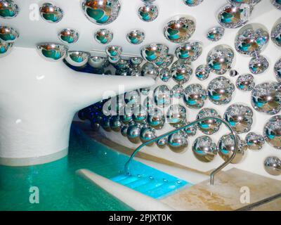 Palazzo Matteotti The Dedica Anthologie avec piscine élégante au design moderne à Milan, Lombardie en Italie. Banque D'Images