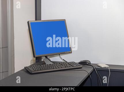 Ordinateur de bureau moniteur à écran plat clavier et souris sur la table noire Banque D'Images