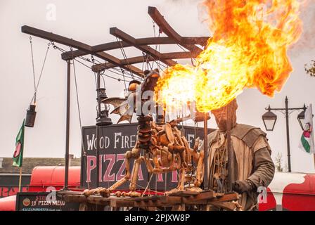 Flames est originaire de la bouche d'un dragon qui respire le feu lors du festival international de marionnettes de Skipton. L'opérateur est sur des pilotis, Banque D'Images