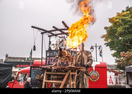 Flames est originaire de la bouche d'un dragon qui respire le feu lors du festival international de marionnettes de Skipton. L'opérateur est sur des pilotis, Banque D'Images