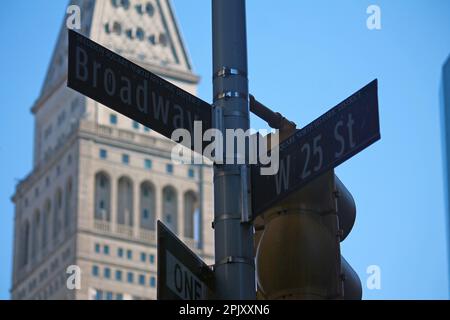 Brown West 25th Street et panneau historique de Broadway dans Midtown Manhattan à New York Banque D'Images