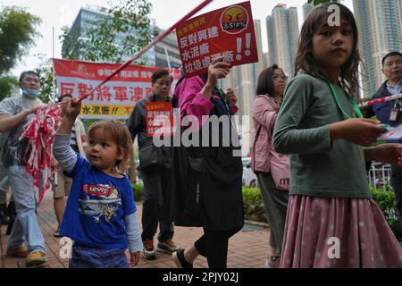 Près de 80 manifestants, portant des badges numérotés autour de leur cou, participent à un rassemblement contre d'autres projets de remise en état de Tseung Kwan O et d'installations publiques « nocives » alors que le gouvernement prévoit de construire six installations publiques, dont une usine de béton et une station de traitement des ordures, à proximité de leur quartier. C'est la première manifestation autorisée à Hong Kong depuis trois ans. 26MAR23 SCMP / Elson Li Banque D'Images