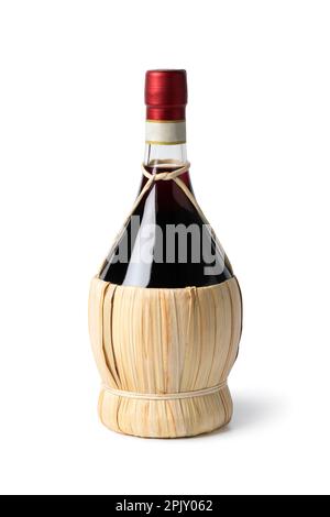 Une seule bouteille italienne traditionnelle avec du Chianti, isolée sur fond blanc Banque D'Images