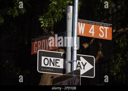 Panneau historique Brown West 4th Street et Grove Street dans Midtown Manhattan à New York Banque D'Images