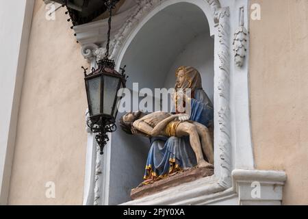 Statue de Jésus-Christ et Sainte Vierge Marie, sculpture de Pieta gothique dans la niche de la cathédrale de Ljubljana - église Saint-Nicolas à Ljubljana, Slo Banque D'Images