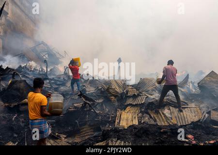 Volontaires aidant les pompiers à maîtriser l'incendie. À l'aube de 4 avril 2023, un incendie massif a éclaté à Bangabazar, l'un des plus grands marchés de tissus à Dhaka, au Bangladesh. L'incendie aurait commencé vers 6 heures du matin dans l'un des magasins et s'est rapidement propagé au reste du marché. L'incendie a fait rage pendant près de 7 heures avant d'être maîtré. L'incendie a causé de graves dommages au marché, la plupart des magasins et des étals étant évidés des flammes. (Photo de Rizwan Hasan/Pacific Press) Banque D'Images