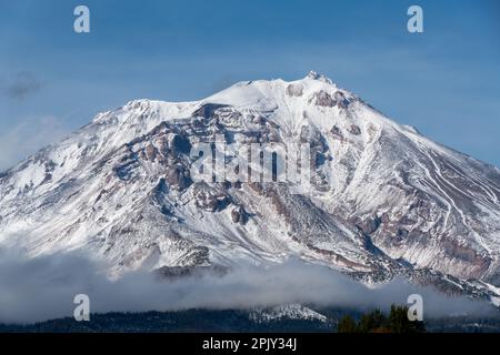 Vue sud du mont Shasta depuis McCloud, Californie. Chaîne de montagnes Cascade. Siskiyou Comté, Californie. Forêt nationale de Shasta-Trinity. Banque D'Images