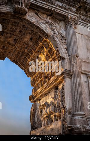 Arc de Titus (latin: Arcus Titi) détails architecturaux au coucher du soleil à Rome, Lazio, Italie. Site historique de la ville romaine construite en 81 par l'empereur Dom Banque D'Images