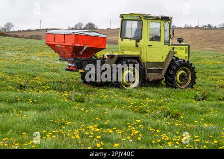 Timoleague, West Cork, Irlande. 4th avril 2023. Un producteur laitier basé à Timoleague, David Deasy distribue l'engrais d'urée protégé de Grassland sur son champ de 30 acres à l'aide d'un MCARB 900 de 1984 Mo et d'un épandeur d'engrais MDS 18,2 de Rauch. Crédit : AG News/Alay Live News Banque D'Images