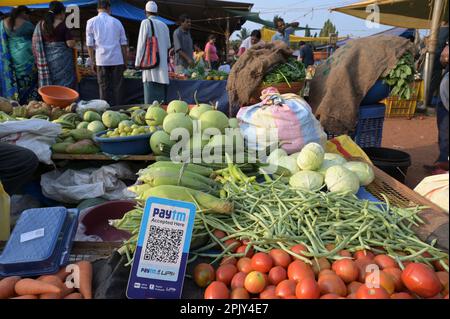 INDE, Karnataka, Moodabidri, marché des légumes, paiement sans espèces par application mobile Paytm / INDIEN, Mudbidri, Gemüse Markt, Bezahlung par application Mobiltelefon Bezahl Banque D'Images