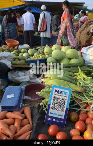 INDE, Karnataka, Moodabidri, marché des légumes, paiement sans espèces par application mobile Paytm / INDIEN, Mudbidri, Gemüse Markt, Bezahlung par application Mobiltelefon Bezahl Banque D'Images