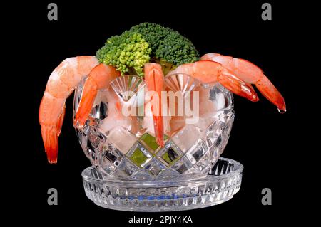 Un cocktail de crevettes avec brocoli isolated over black Banque D'Images