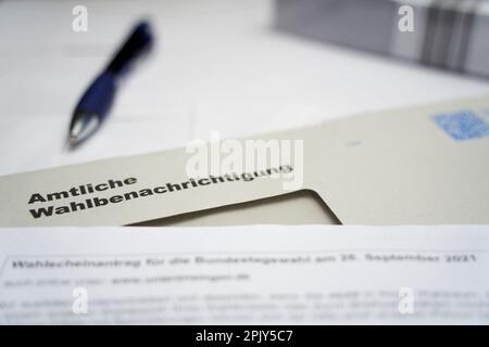 Stuttgart, Allemagne - 28 août 2021: Notification officielle des élections (Wahlbenachrichtigung Bundestag) pour l'élection fédérale en allemagne. Multip Banque D'Images