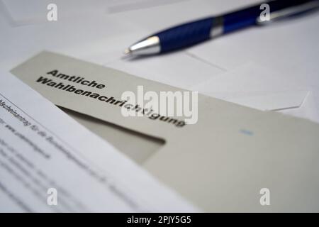 Stuttgart, Allemagne - 28 août 2021: Notification officielle des élections (Wahlbenachrichtigung Bundestag) pour l'élection fédérale en allemagne. Multip Banque D'Images