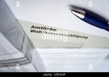 Stuttgart, Allemagne - 28 août 2021: Notification officielle des élections (Wahlbenachrichtigung Bundestag) pour l'élection fédérale en allemagne. Multip Banque D'Images