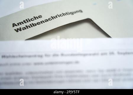 Stuttgart, Allemagne - 28 août 2021: Notification officielle des élections (Wahlbenachrichtigung Bundestag) pour l'élection fédérale en allemagne. Ouvert Banque D'Images