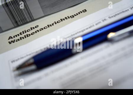 Stuttgart, Allemagne - 28 août 2021: Notification officielle des élections (Wahlbenachrichtigung Bundestag) pour l'élection fédérale en allemagne. Bleu p Banque D'Images