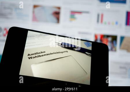 Stuttgart, Allemagne - 29 août 2021. Notification officielle des élections pour les élections fédérales de 2021 en Allemagne. Smartphone avec documents. Mo. Ordinateur Banque D'Images