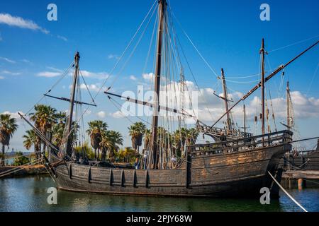 Quai des Caravels. Reproduction des trois caravelles Pinta, Nina et Santa Maria de Christophe Colomb utilisées pour sa première expédition en Amérique Banque D'Images