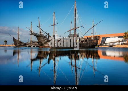 Quai des Caravels. Reproduction des trois caravelles Pinta, Nina et Santa Maria de Christophe Colomb utilisées pour sa première expédition en Amérique Banque D'Images