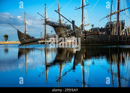 Quai des Caravels. Reproduction des trois caravelles Pinta, Nina et Santa Maria de Christophe Colomb utilisées pour sa première expédition en Amérique Banque D'Images