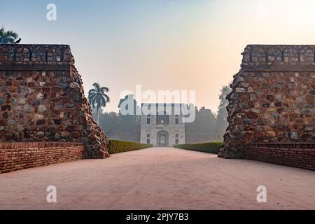 porte d'entrée de la tombe d'humayun le matin brumeux d'un point de vue unique Banque D'Images