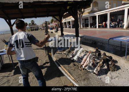 Espetos dans El Tintero restaurant chiringuito, El dedo plage Malaga, Espagne. Plage de Finger de Playa del dedo, également connue sous le nom de Playa Chanquete, s'étend f Banque D'Images